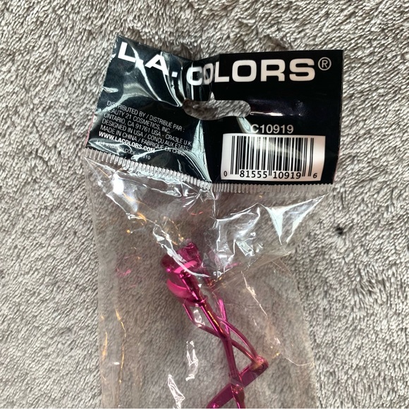 L.A. Colors Vibrant Pink Eyelash Curler - Picture 2 of 9